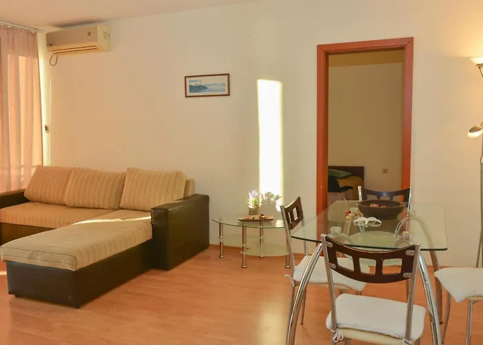 Crown Club Apartment *